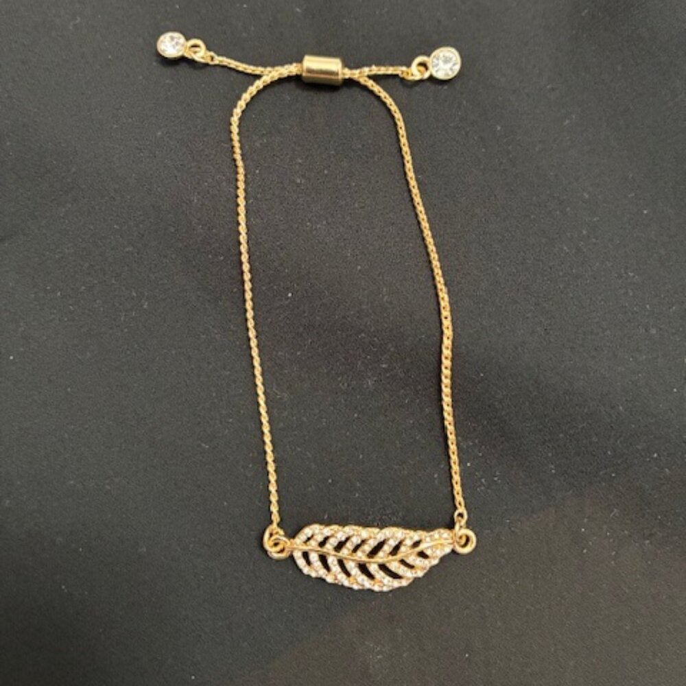 Gold tone bracelet with rhinestone leaf, adjustable